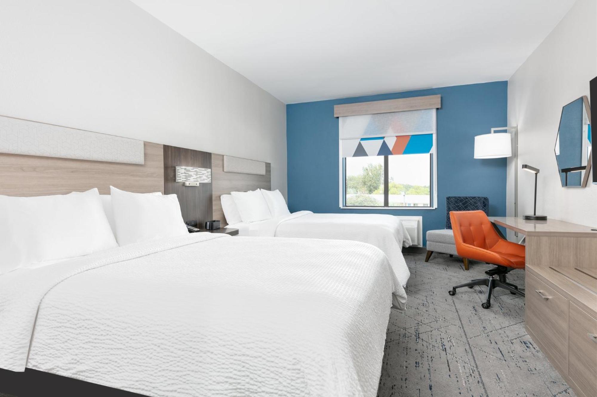 Holiday Inn Express Hotel & Suites Winnie By Ihg Exterior photo