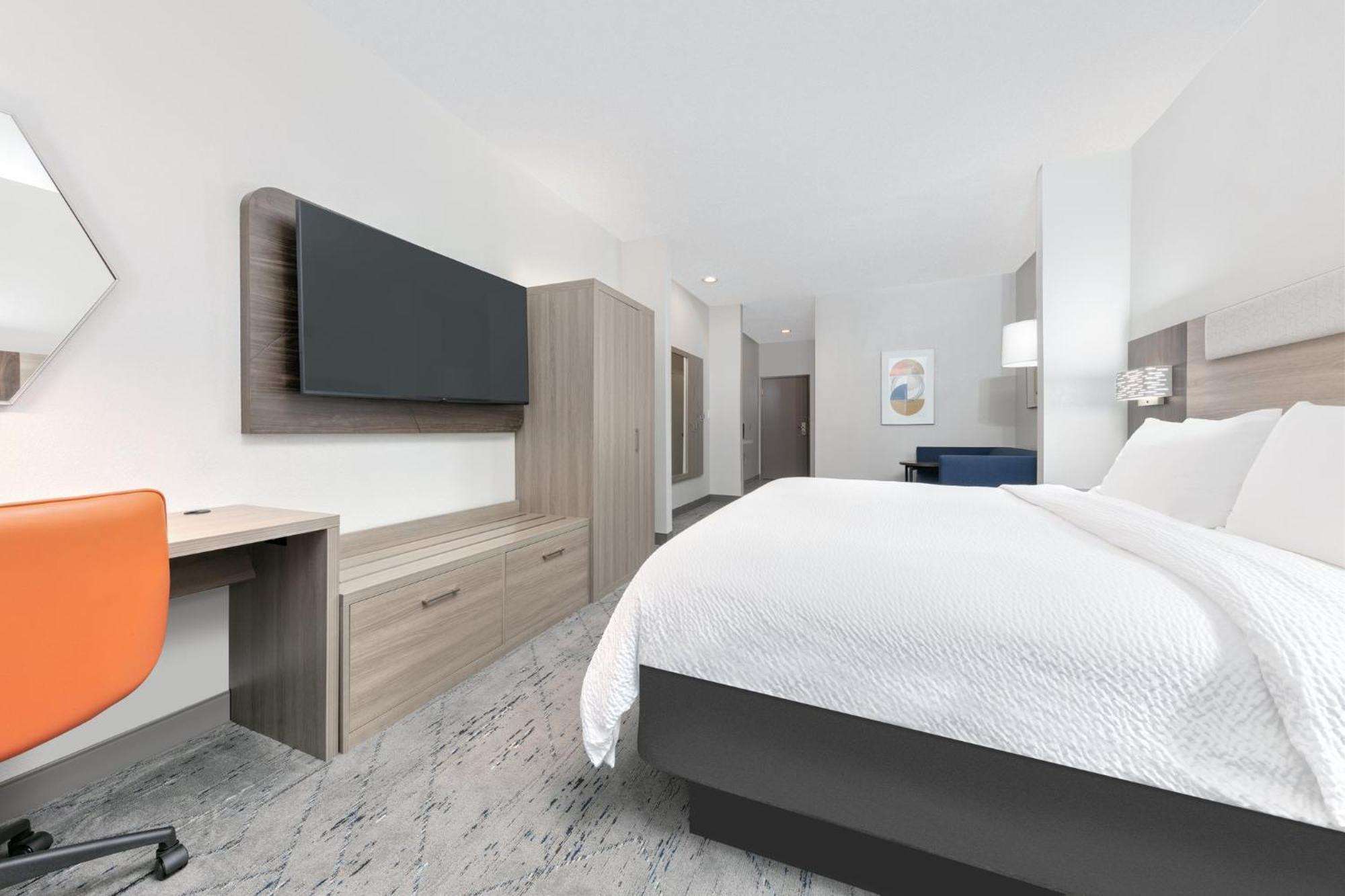 Holiday Inn Express Hotel & Suites Winnie By Ihg Exterior photo