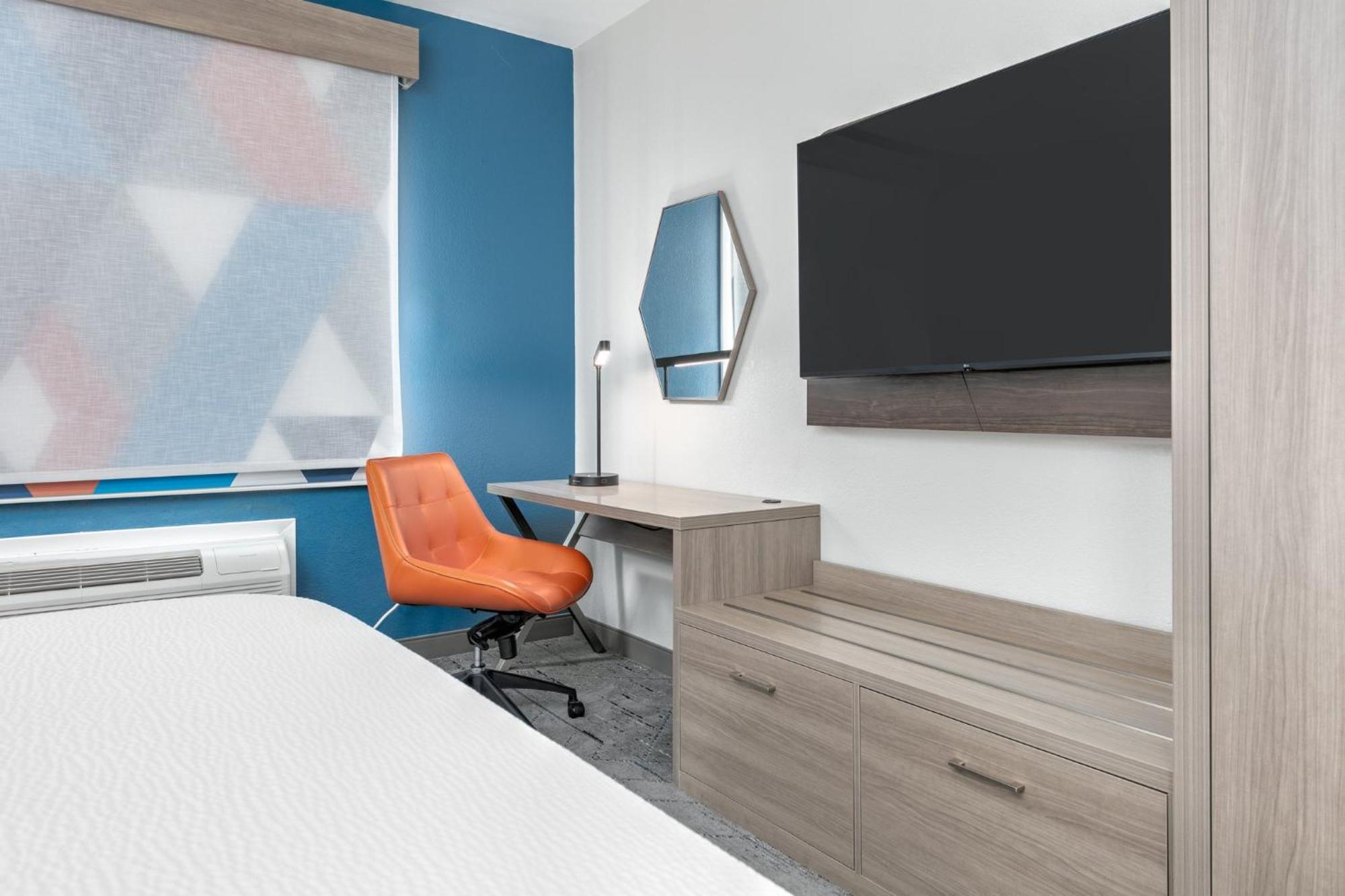 Holiday Inn Express Hotel & Suites Winnie By Ihg Exterior photo