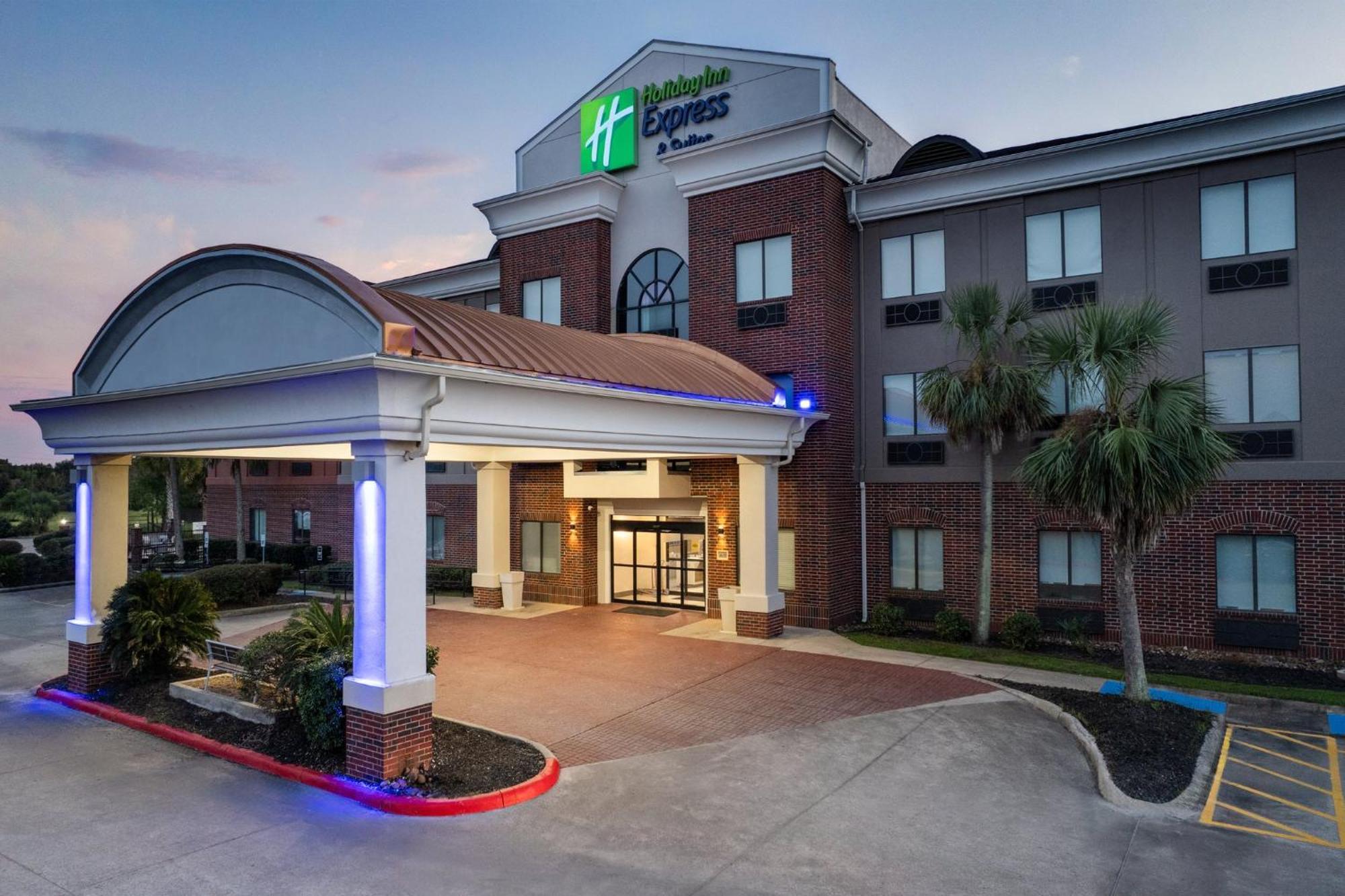 Holiday Inn Express Hotel & Suites Winnie, An Ihg Hotel Exterior photo