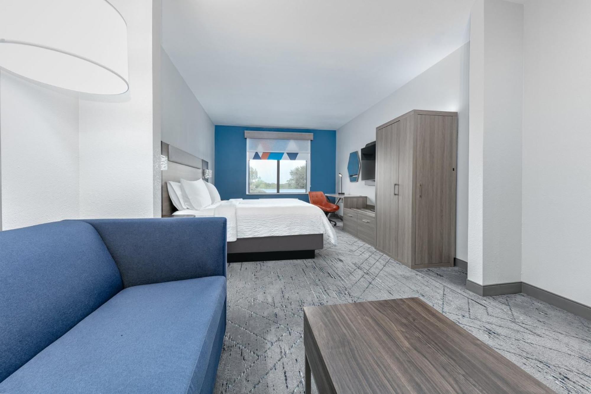 Holiday Inn Express Hotel & Suites Winnie By Ihg Exterior photo
