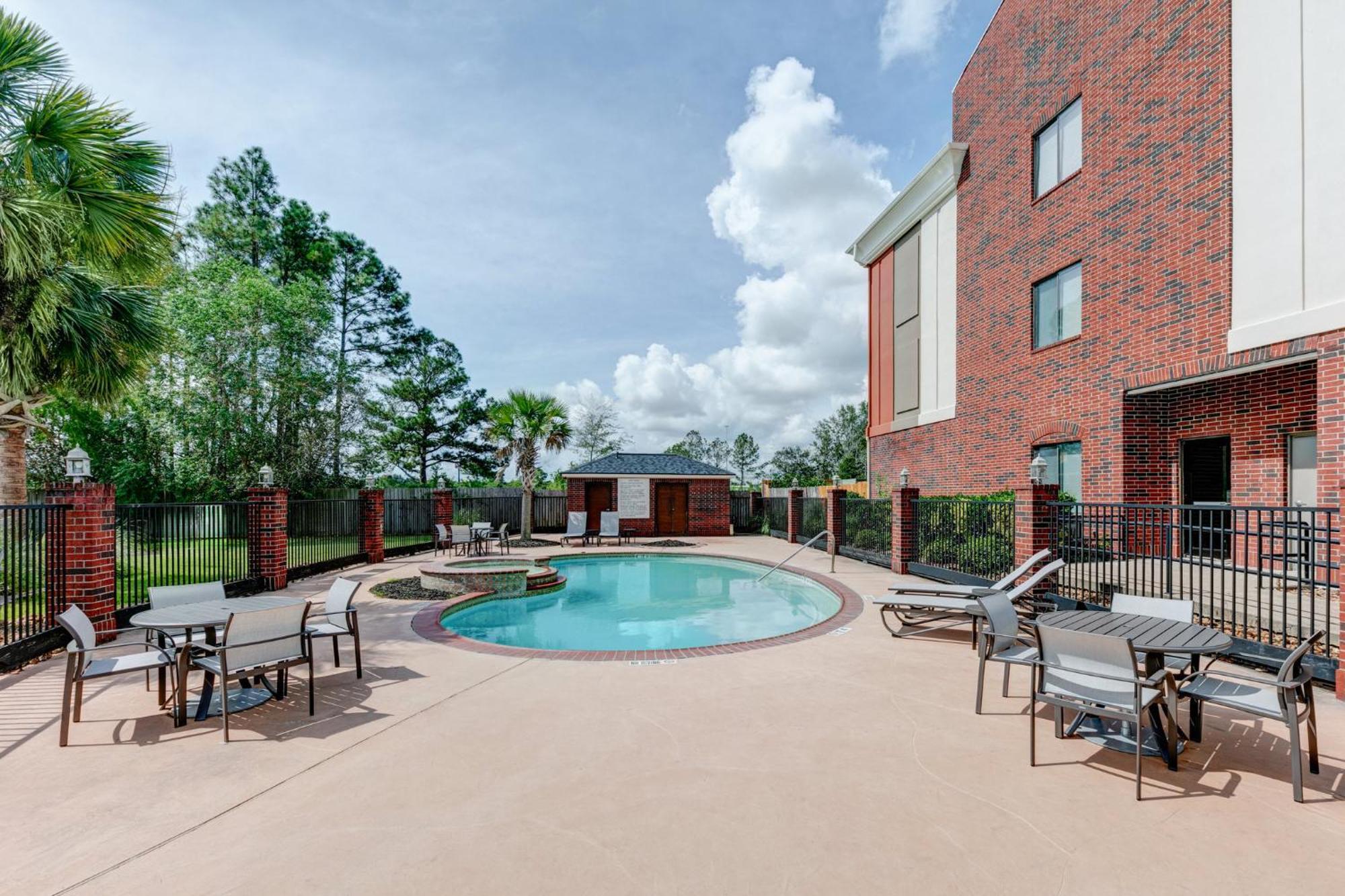 Holiday Inn Express Hotel & Suites Winnie By Ihg Exterior photo