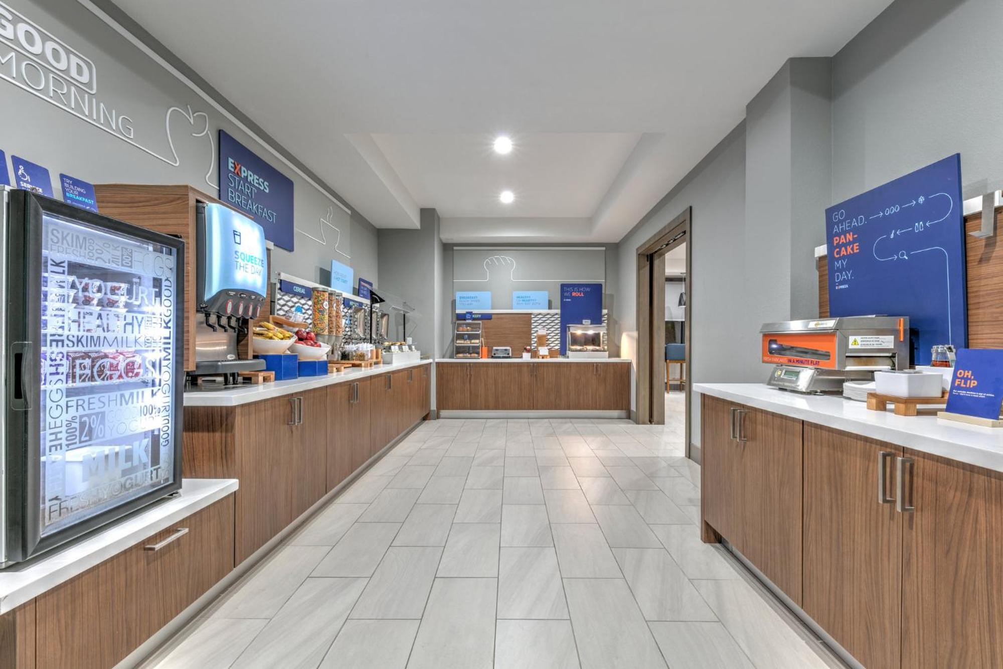 Holiday Inn Express Hotel & Suites Winnie By Ihg Exterior photo