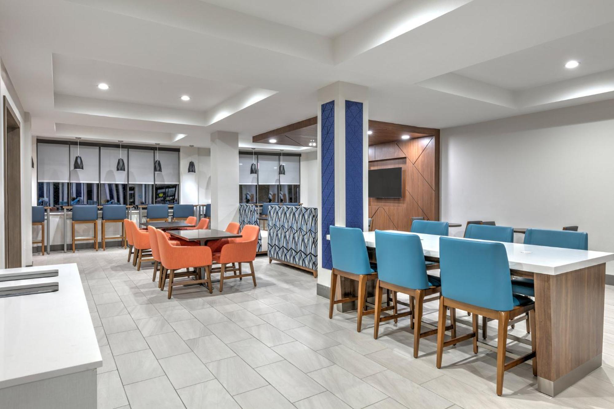 Holiday Inn Express Hotel & Suites Winnie By Ihg Exterior photo