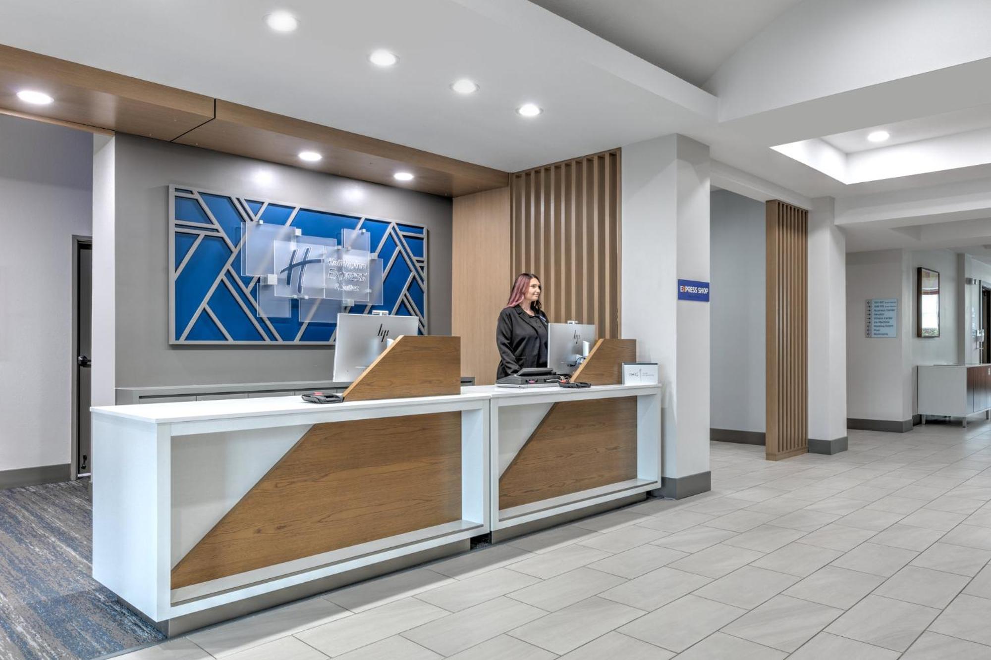 Holiday Inn Express Hotel & Suites Winnie By Ihg Exterior photo